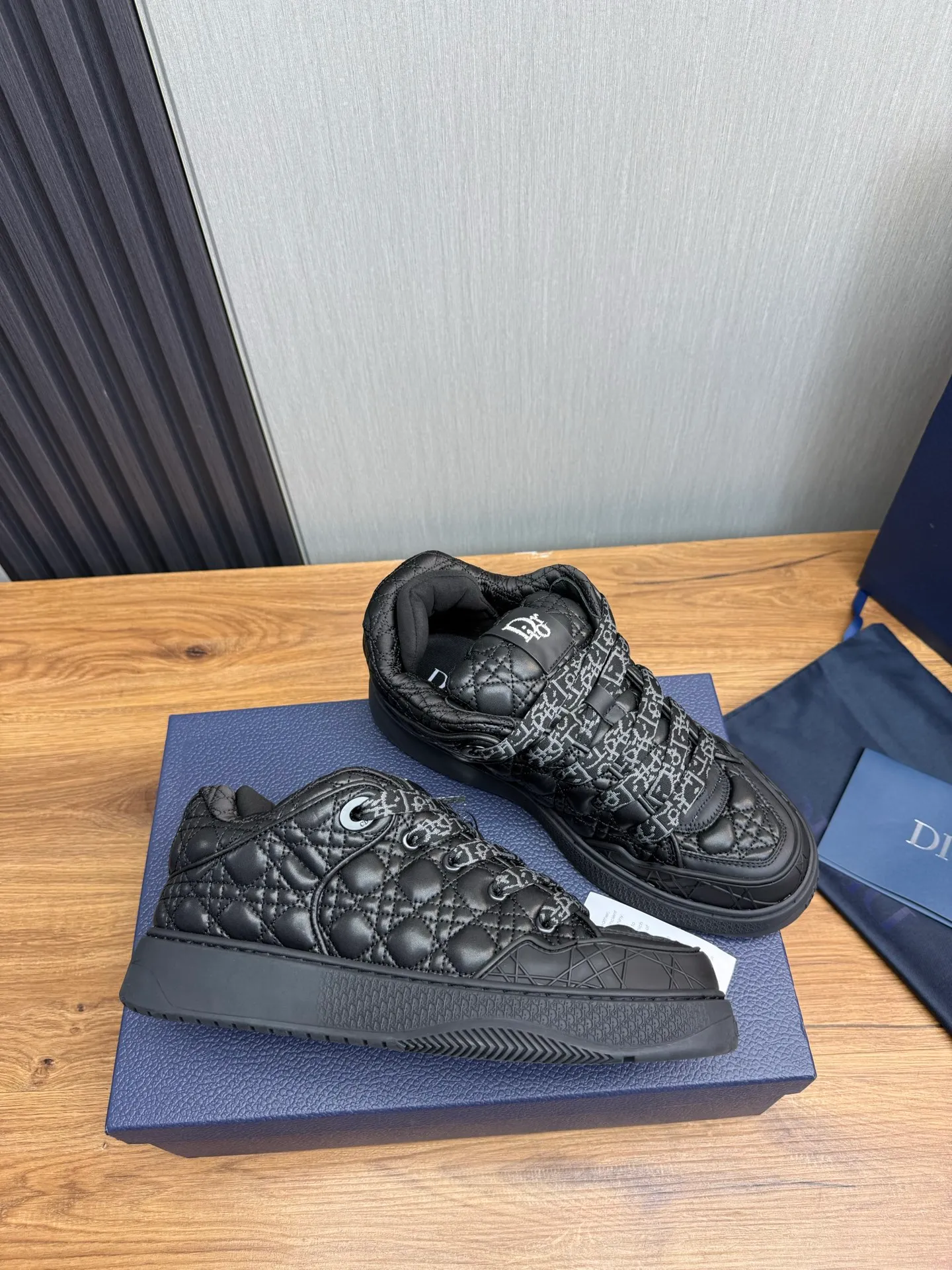 Men's shoes 💰800💰 Dior sneakers enrich the classic series with fashionable retro style. Carefully crafted, they can be paired with casual looks all year round. Dad Shoes style shoes that follow the trend of the retro market ▪️ Fabric: Original custom embroidered cowhide ▪️ Lining: Imported breathable mesh ▪️ Sole: Original molded non-slip outsole ▪️ Size: 38-45 (45 is custom-made and cannot be returned)
